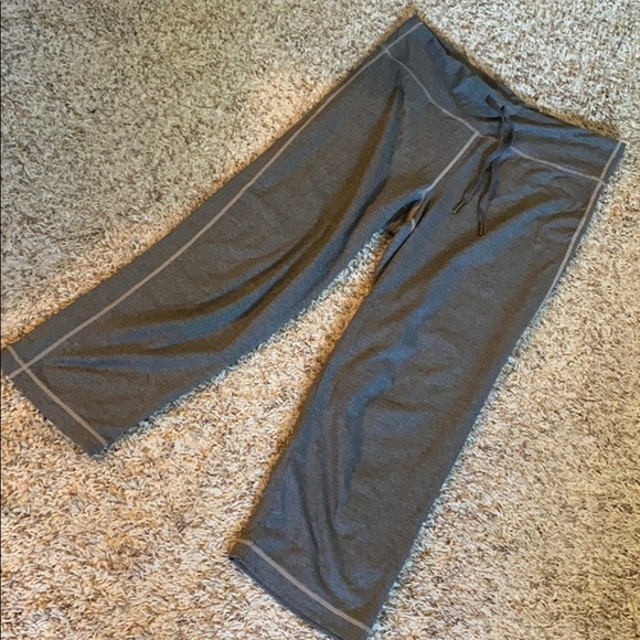 Lululemon relaxed for crop pants II 8 - Picture 4 of 7